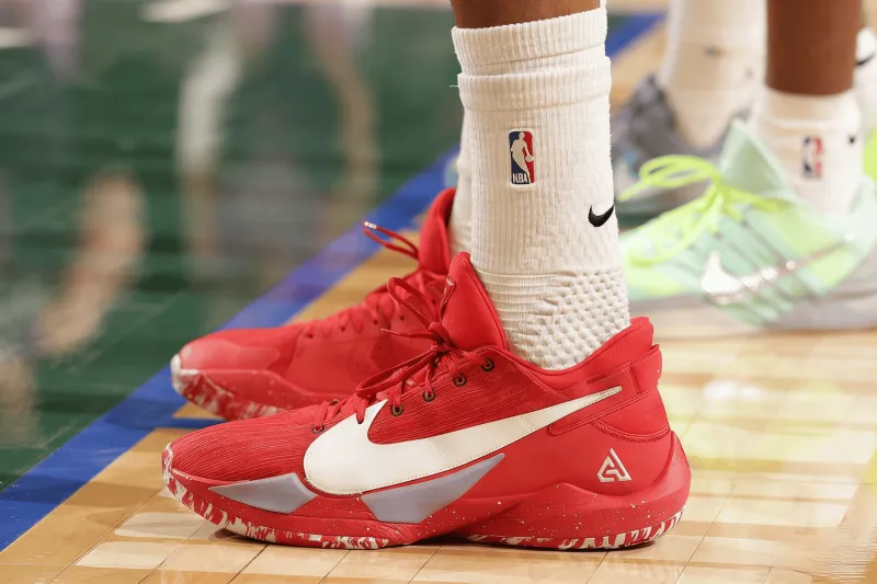 开云体育-阿德托昆博穿着红色Freak2,得到25分8篮板5助攻1抢断