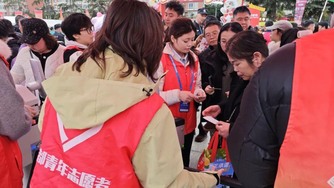 开云体育官网-盐都青年志愿者雨中护航，让川超赛场更有温度