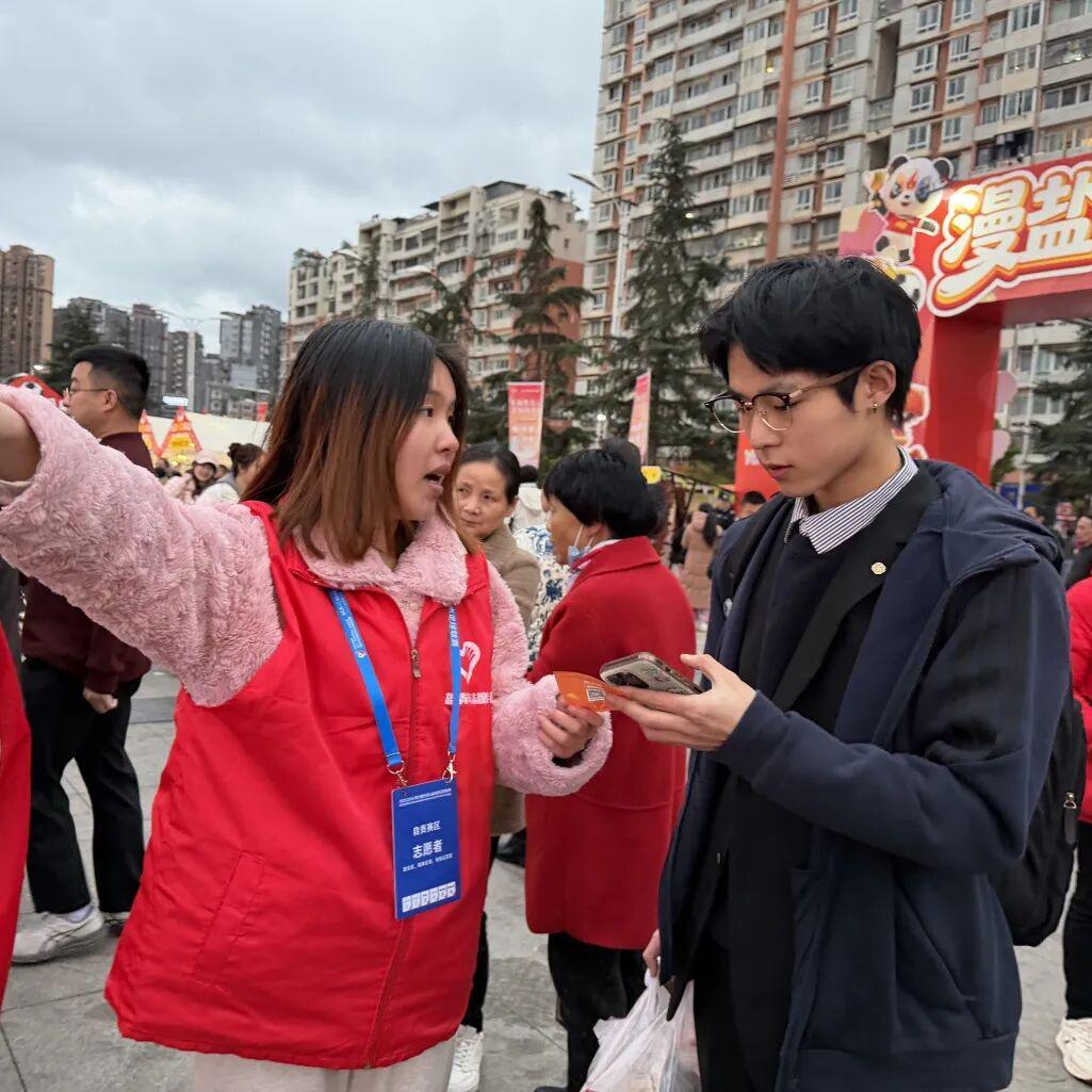 开云体育官网-盐都青年志愿者雨中护航，让川超赛场更有温度